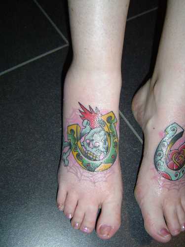 Tatuagem no meu pé de uma menina - ferradura