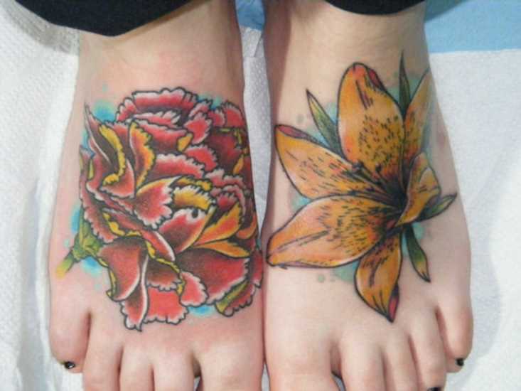 Tatuagem no meu pé de uma menina - o lírio e o cravo