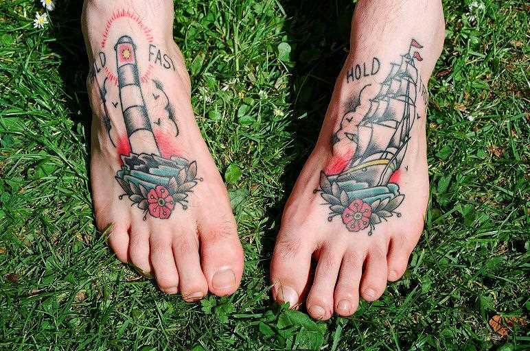 Tatuagem no meu pé o cara é um farol e um navio