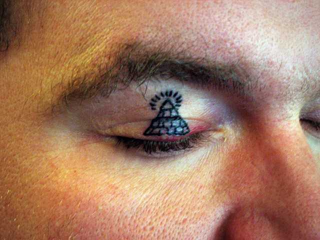 Tatuagem no olho do cara - a pirâmide