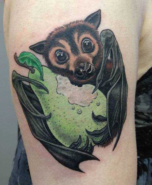Tatuagem no ombro da garota - morcego com o seu saco de pancadas