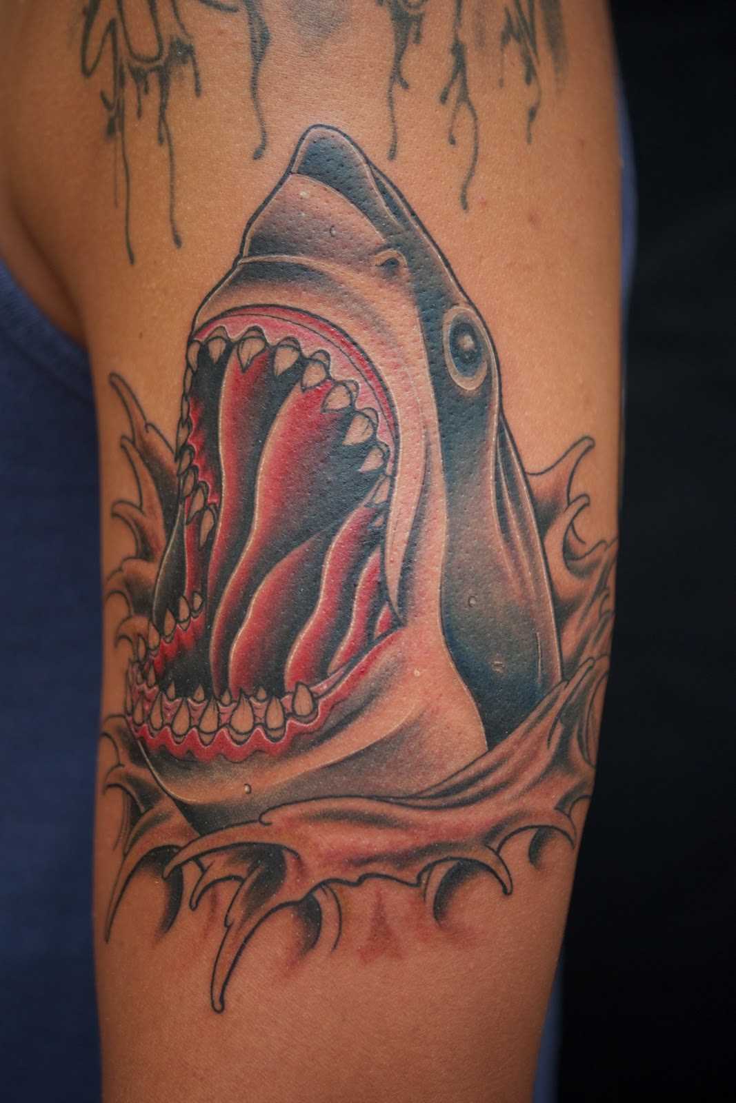 Tatuagem no ombro da garota - tubarão
