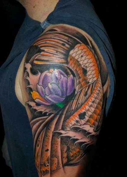 Tatuagem no ombro da menina - a carpa e a flor