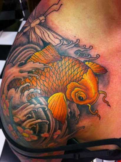 Tatuagem no ombro da menina - a carpa e a libélula