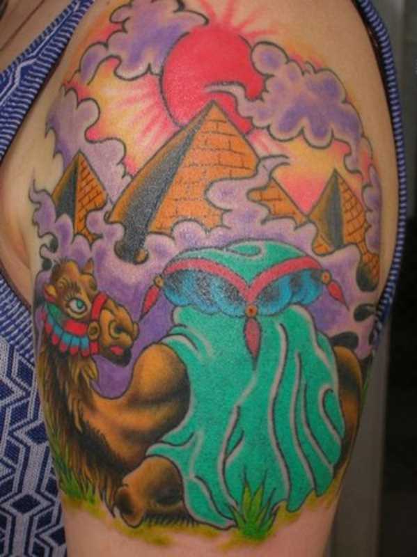 Tatuagem no ombro da menina - a pirâmide, o sol e o camelo