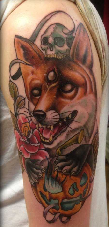 Tatuagem no ombro da menina - a raposa, o crânio, a abóbora e rosa
