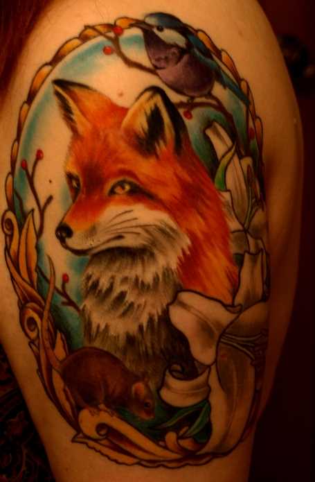 Tatuagem no ombro da menina - a raposa, o mouse, o lírio e o pássaro
