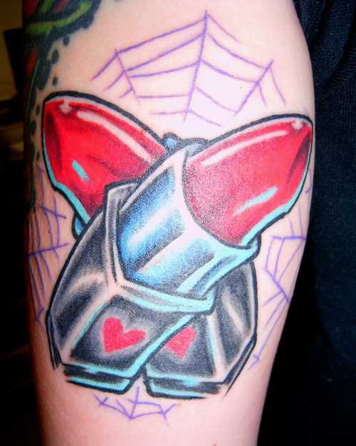 Tatuagem no ombro da menina - a web e batom