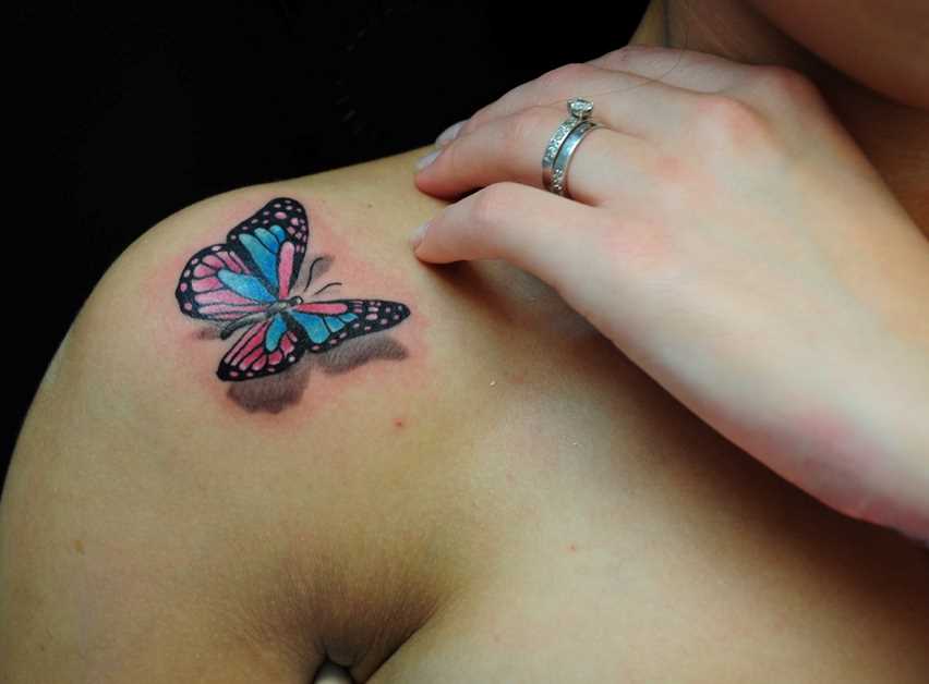 Tatuagem no ombro da menina - borboleta