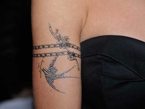 Tatuagem no ombro da menina cadeia
