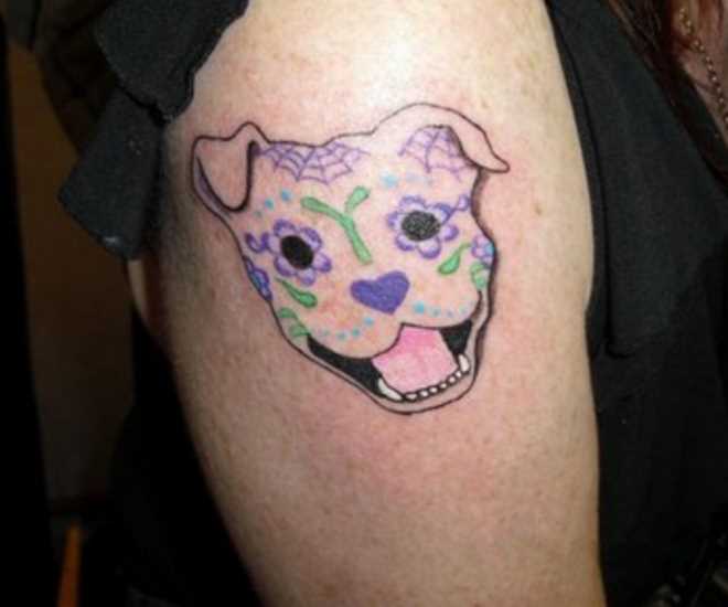Tatuagem no ombro da menina - cão