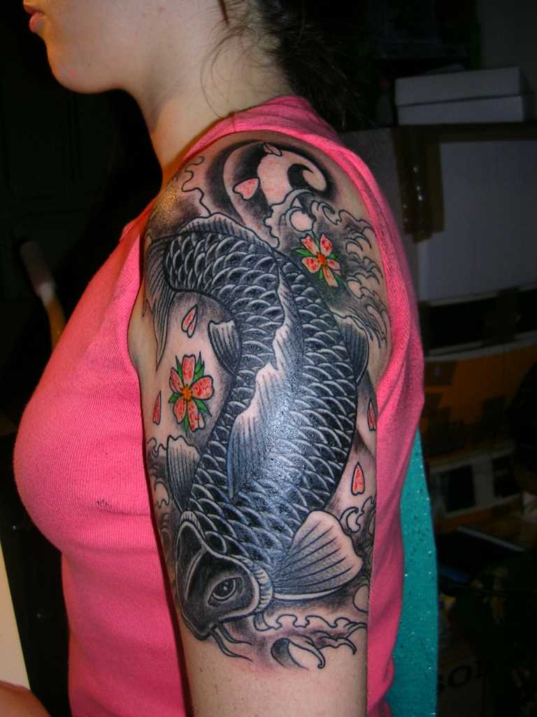 Tatuagem no ombro da menina - carpa e sakura