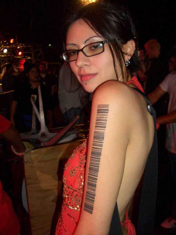 Tatuagem no ombro da menina - código de barras