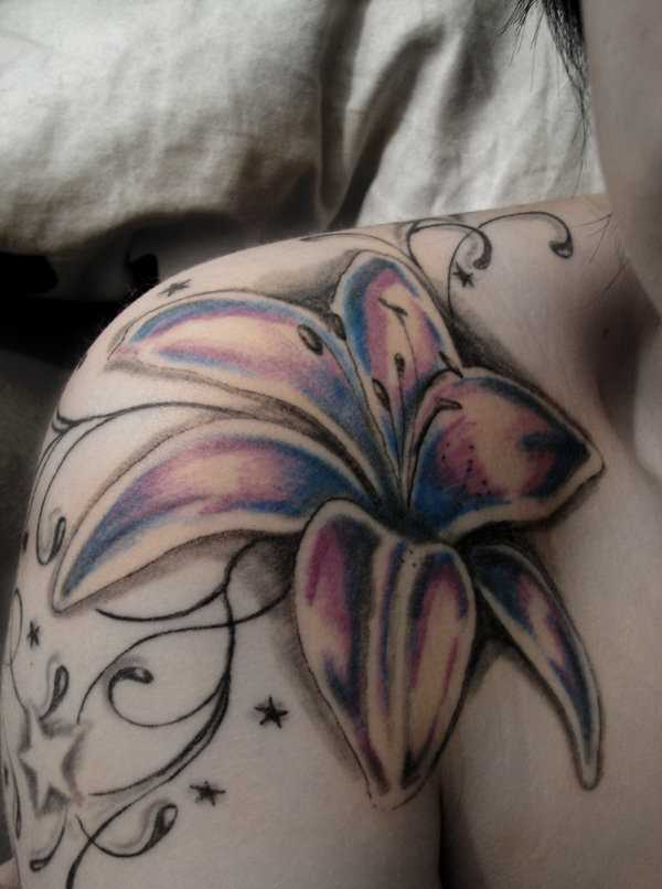 Tatuagem no ombro da menina como uma flor de lírio