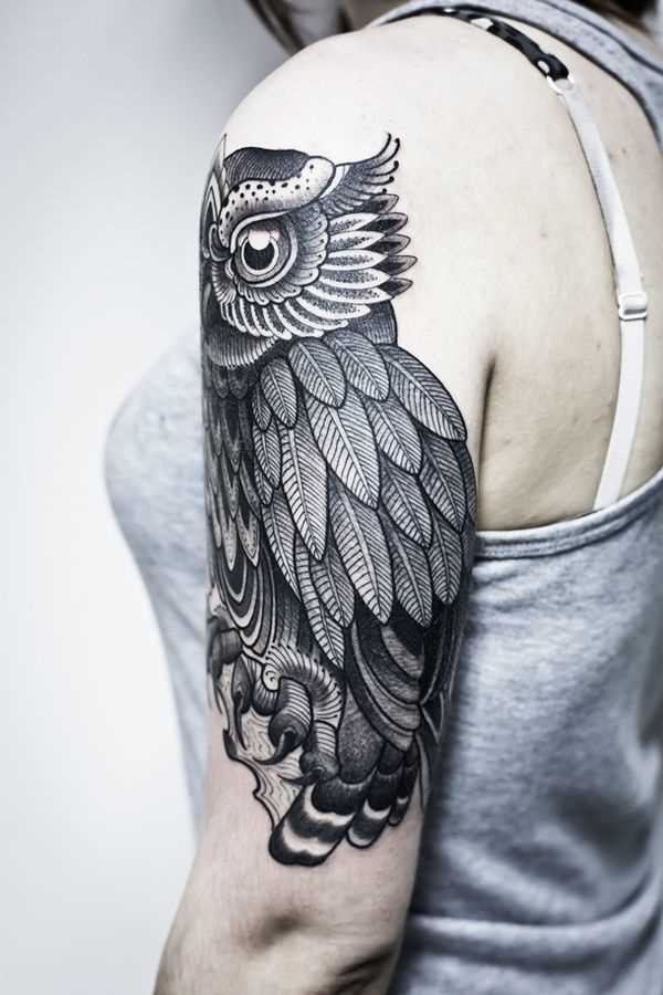 Tatuagem no ombro da menina - coruja