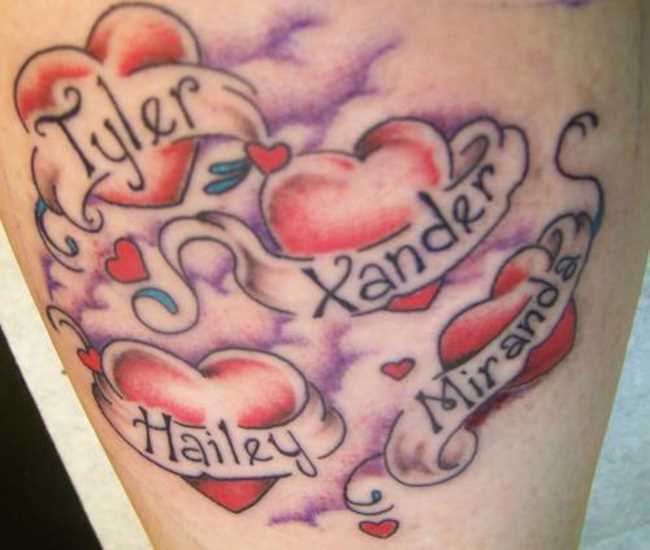 Tatuagem no ombro da menina de coração e inscrições
