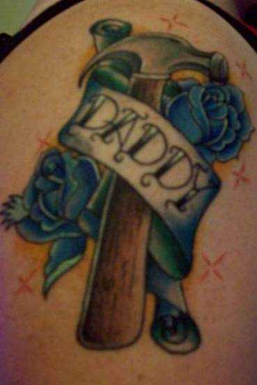 Tatuagem no ombro da menina - de-martelo e azul rosa