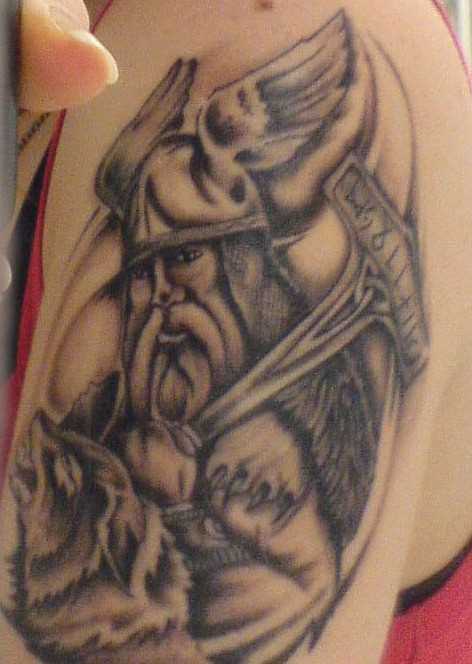 Tatuagem no ombro da menina - de-martelo e Thor
