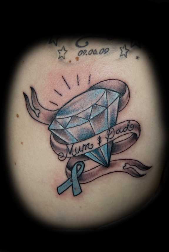 Tatuagem no ombro da menina - diamante e inscrição
