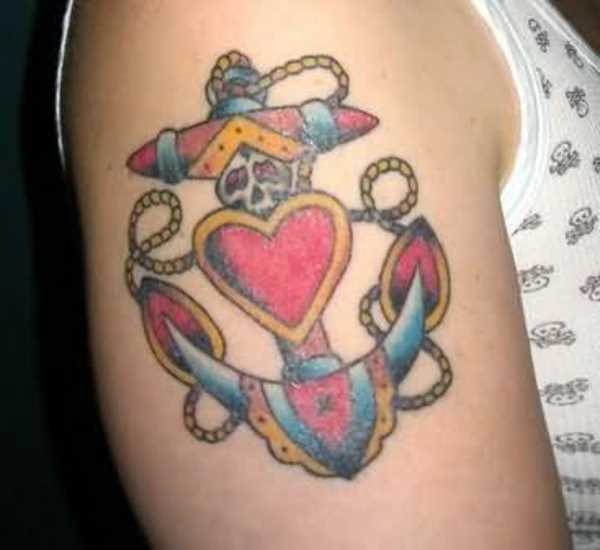 Tatuagem no ombro da menina do coração de âncora