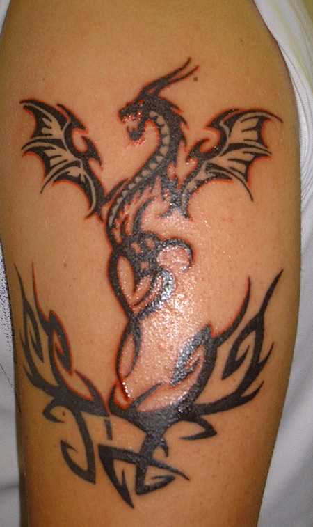 Tatuagem no ombro da menina - dragão