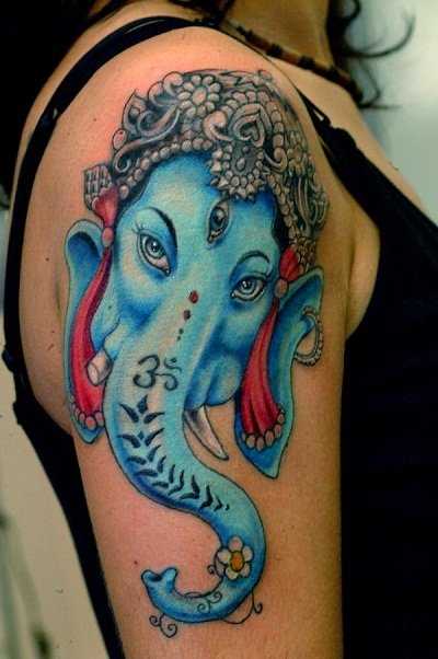 Tatuagem no ombro da menina - elefante