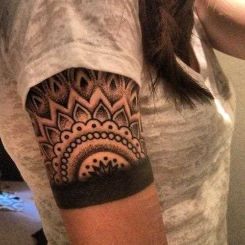 Tatuagem no ombro da menina em forma de mandala