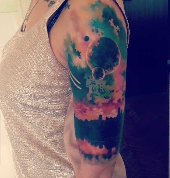 Tatuagem no ombro da menina - espaço