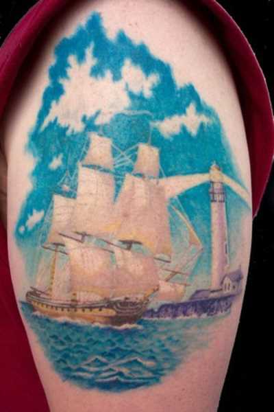 Tatuagem no ombro da menina - farol de navio