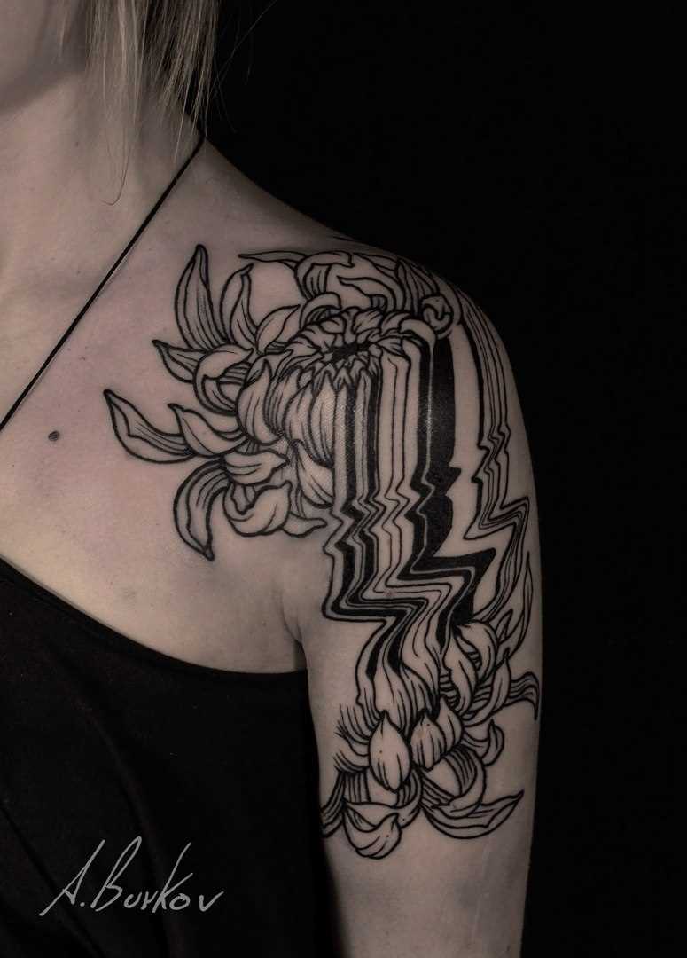 Tatuagem no ombro da menina - flor de crisântemo