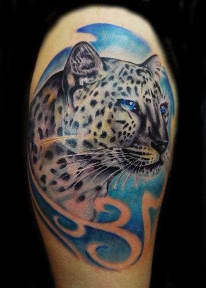 Tatuagem no ombro da menina - leopardo