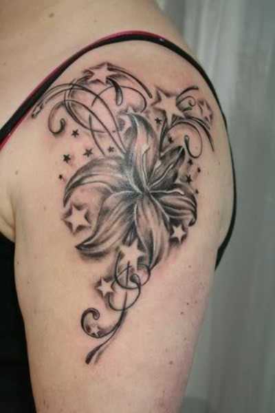 Tatuagem no ombro da menina - lírio e as estrelas