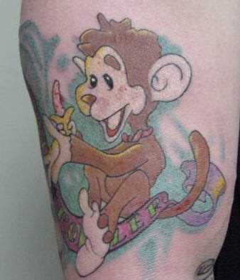 Tatuagem no ombro da menina - macaco com uma banana