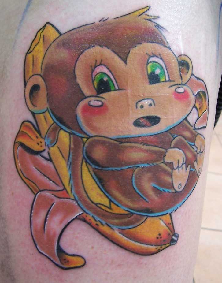 Tatuagem no ombro da menina - macaco e banana