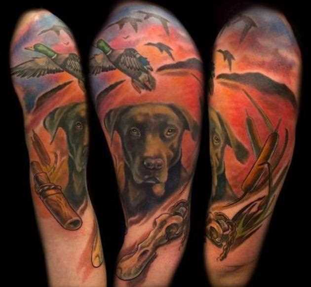 Tatuagem no ombro da menina - o cão e a flying duck