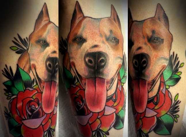 Tatuagem no ombro da menina - o cão e a rosa