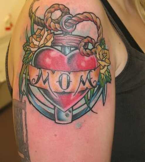 Tatuagem no ombro da menina - o coração, a inscrição, a âncora e a rosa