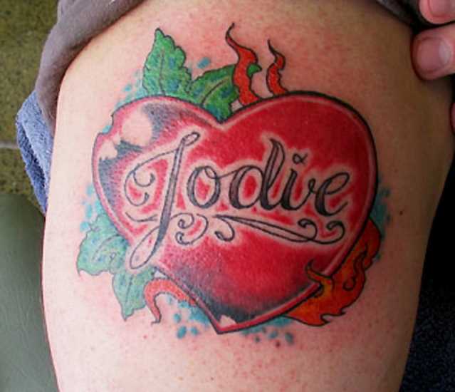 Tatuagem no ombro da menina - o coração com a inscrição