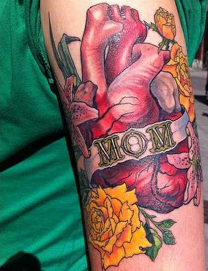 Tatuagem no ombro da menina - o coração, inscrição, rosa e lírio do vale