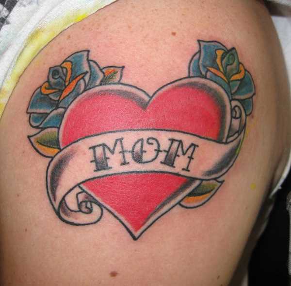 Tatuagem no ombro da menina - o coração, rosas e inscrição