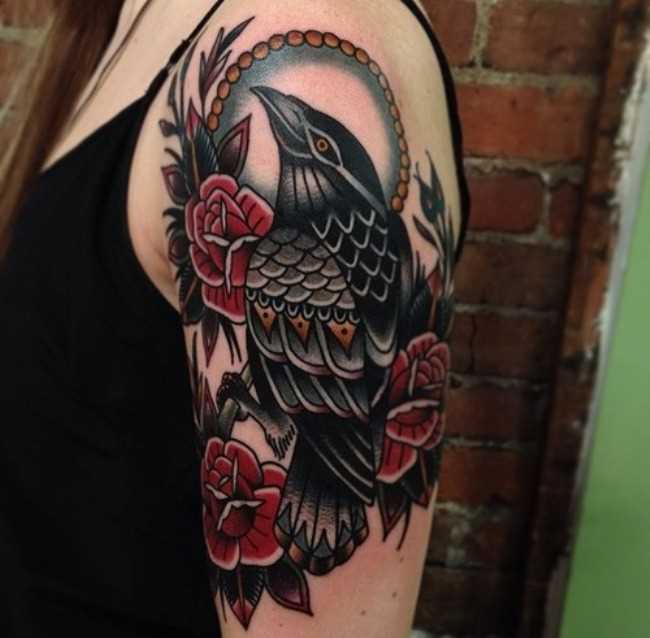 Tatuagem no ombro da menina - o corvo e a rosa