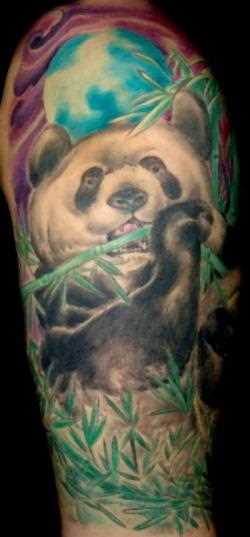 Tatuagem no ombro da menina - panda, kushaiushchaia bambu