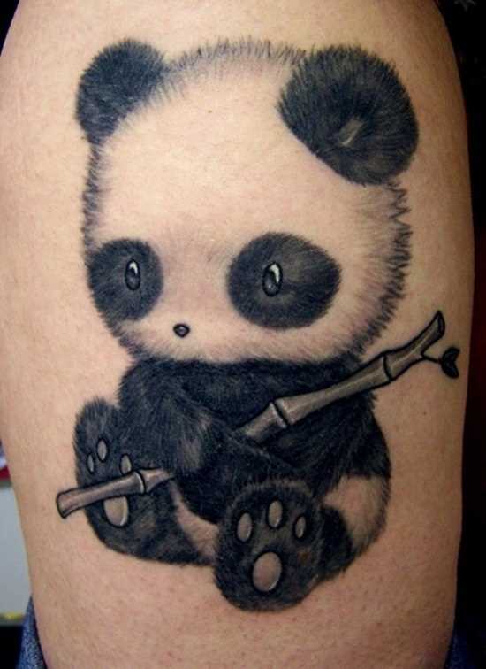 Tatuagem no ombro da menina - panda pequeno
