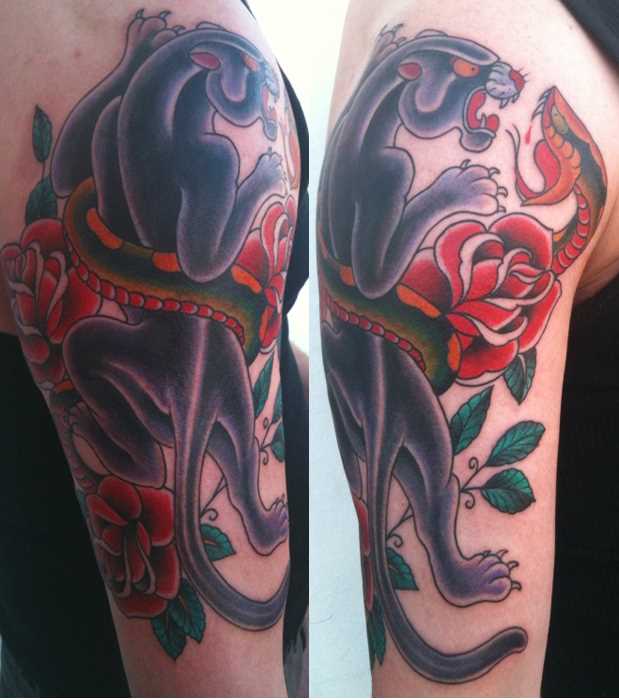 Tatuagem no ombro da menina - pantera, a rosa e a cobra