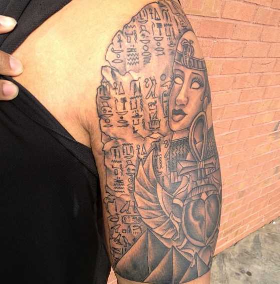 Tatuagem no ombro da menina - pirâmides