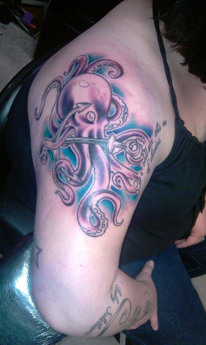 Tatuagem no ombro da menina - polvo e âncora