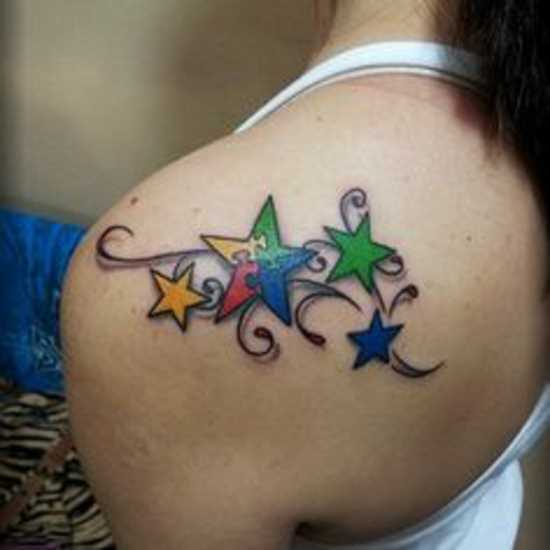 Tatuagem no ombro da menina - quebra-cabeça em forma de estrela