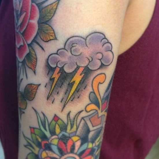 Tatuagem no ombro da menina - relâmpago, a sombra e a chuva