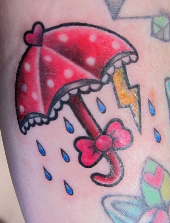 Tatuagem no ombro da menina - relâmpago, chuva e um guarda-chuva