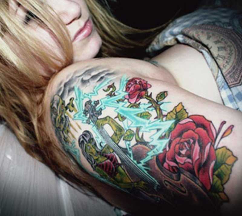 Tatuagem no ombro da menina - relâmpago e rosas